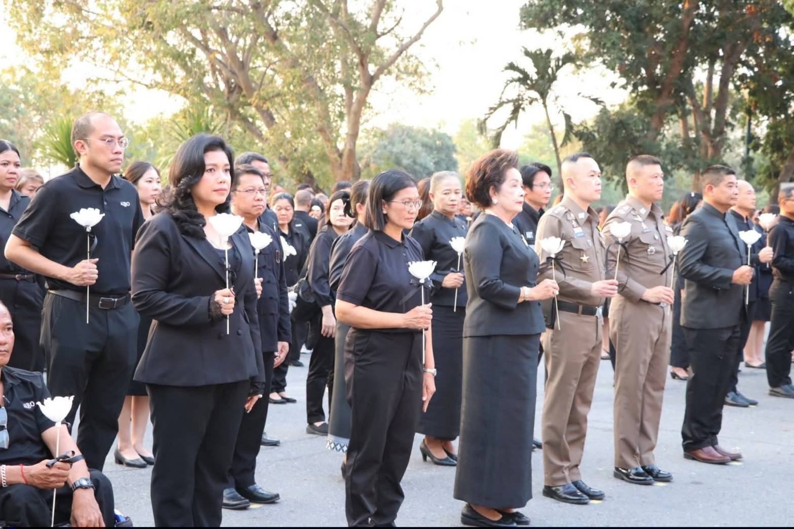 title - ผู้อำนวยการศูนย์ส่งเสริมและพัฒนาอาชีพเสริมนอกภาคการเกษตร ร่วมกิจกรรมแสดงความอาลัยและแสดงความจงรักภักดีสมเด็จพระนางเจ้าสิริกิต์ พระบรมราชินีนาถ พระบรมราชชนนีพันปีหลวง โครงการหนึ่งความดี ล้านความรัก ภูมิใจพรรคพระพันปีหลวง ณ ศาลาพระมิ่งขวัญ ศูนย์ส่งเสริมและพัฒนาอาชีพเสริมนอกภาคการเกษตร (ศูนย์ศิลปาชีพบางไทรฯ (เดิม))